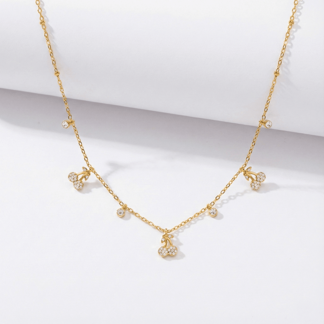 Collar con Charm de Cereza Delicada – Colgante de Fruta con Rhinestones