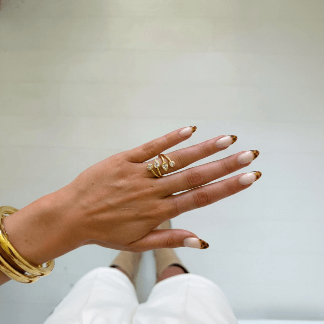 Anillo Apilable Curado en Forma de Gota – Banda Abierta de CZ