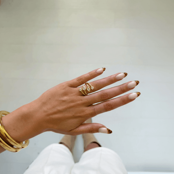 Anillo Apilable Curado en Forma de Gota – Banda Abierta de CZ