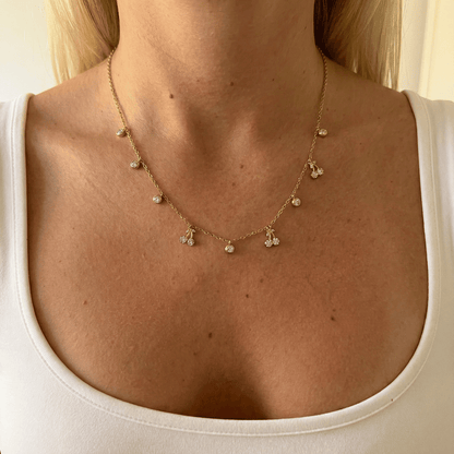 Collar con Charm de Cereza Delicada – Colgante de Fruta con Rhinestones