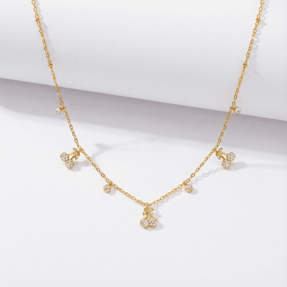 Collar con Charm de Cereza Delicada – Colgante de Fruta con Rhinestones