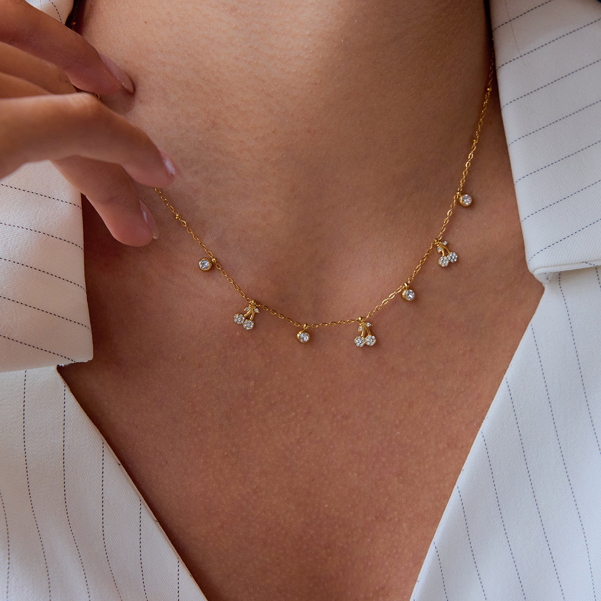 Collar con Charm de Cereza Delicada – Colgante de Fruta con Rhinestones