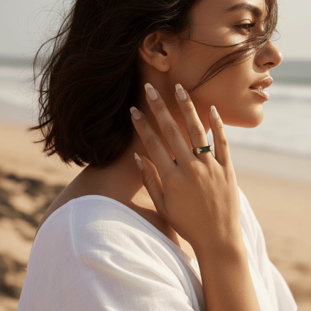 Elegant Emerald Ring in Silver or Gold - Timeless Design for Every Occasion