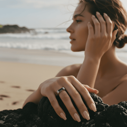 Elegant Emerald Ring in Silver or Gold - Timeless Design for Every Occasion