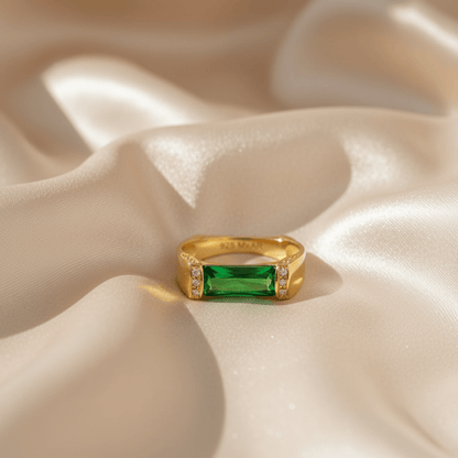 Elegant Emerald Ring in Silver or Gold - Timeless Design for Every Occasion
