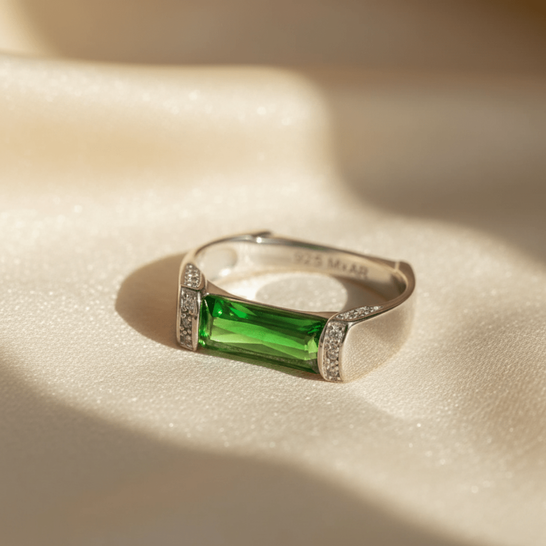 Elegant Emerald Ring in Silver or Gold - Timeless Design for Every Occasion