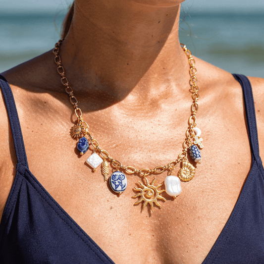 Collar de Encanto Oceánico de Acero Inoxidable con Acentos de Sol, Concha, Cerámica y Perla