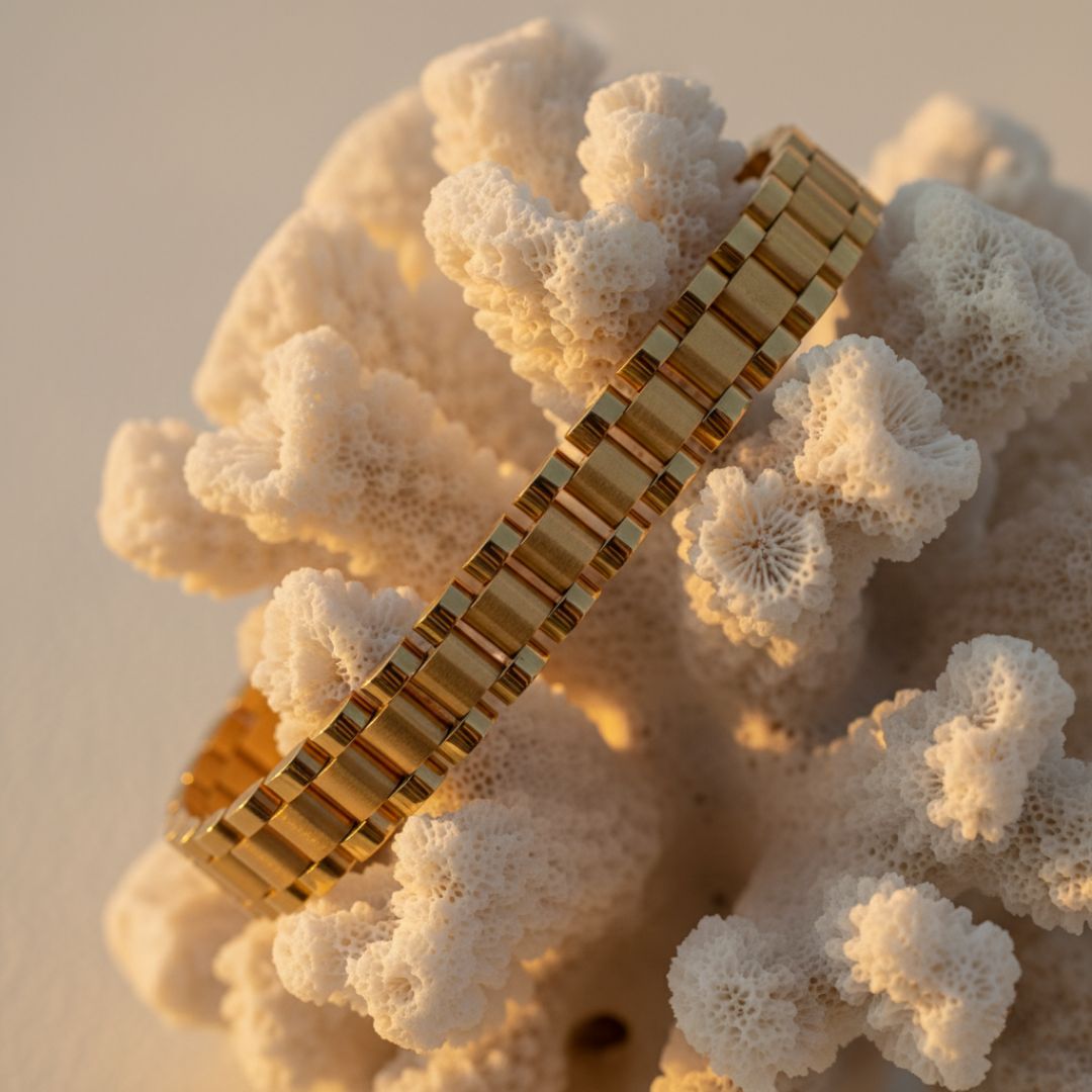 Trendy Gold Wide Link Bracelet - Stylish Statement Accessory for Fashion Enthusiasts